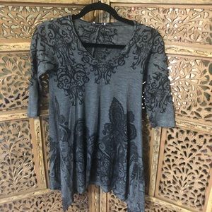 🔥 Small gray w black print top blouse shirt 1/2 sleeve